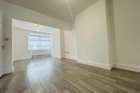 ALTERNATE VIEW OF LOUNGE