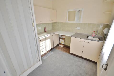 KITCHENETTE / SHOWER