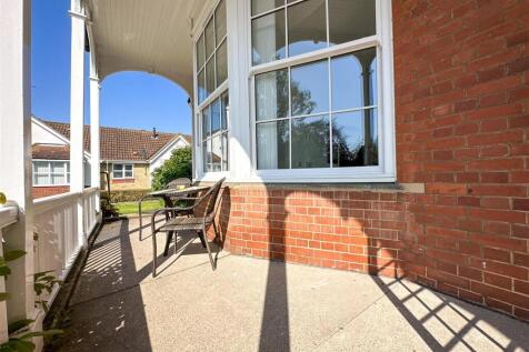 FRONT COVERED VERANDA