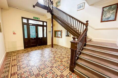 COMMUNAL ENTRANCE HALLWAY