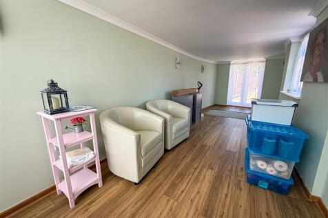 STUDIO/DINING ROOM