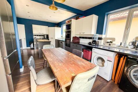 ALTERNATE VIEW OF KITCHEN/DINER
