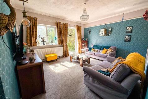 ALTERNATE VIEW OF LOUNGE