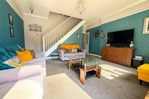 ALTERNATE VIEW OF LOUNGE