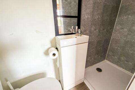 EN-SUITE SHOWER ROOM