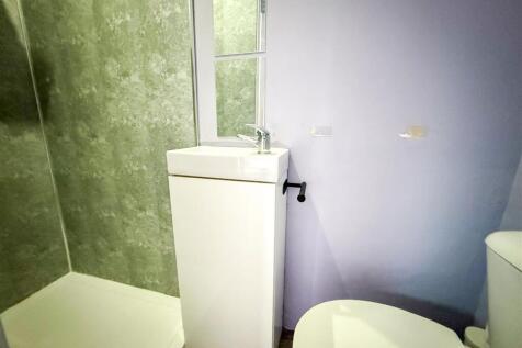 EN-SUITE SHOWER ROOM