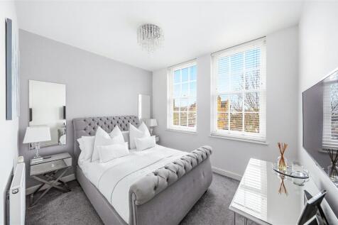 bedroom lights off.jpg