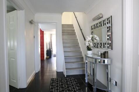 Entrance hall/stairs
