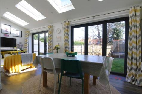 Family/dining room 