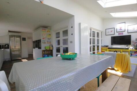Family/dining room 