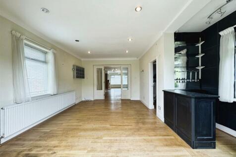 Family room/bar area (2)