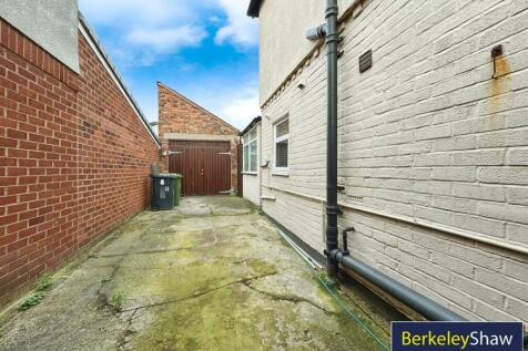 Side elevation to garage