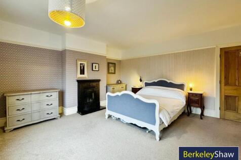 Bedroom 1 (2)