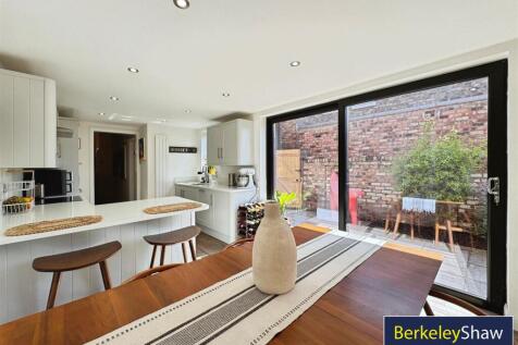Dining area to kitchen