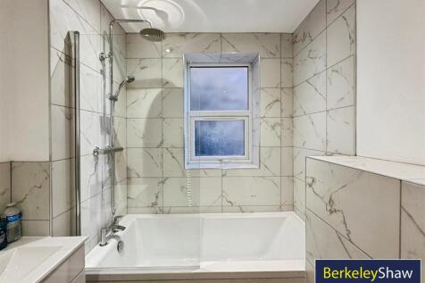Family bathroom (2)