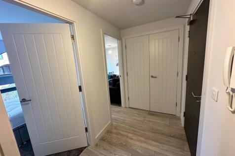Hallway1.jpg