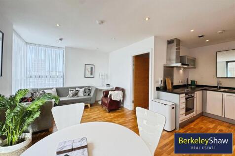 Open plan kitchen diner/living area (2)
