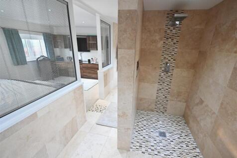 En-suite shower area