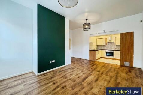 Open plan kitchen diner/living (2)