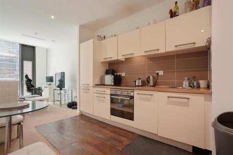 KITCHEN/LIVING ROOM