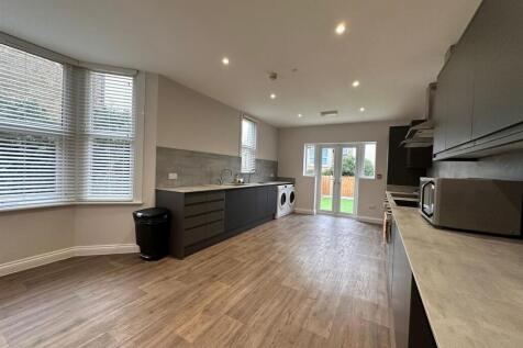 Kitchen 2.jpeg