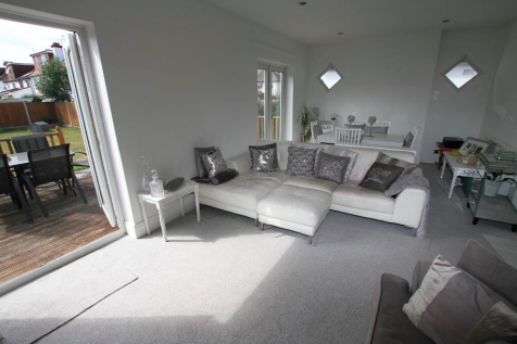 LIVING/ DINING ROOM