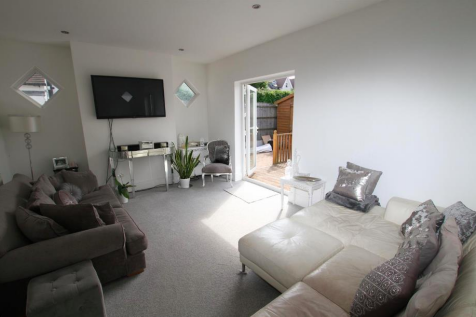 LIVING/ DINING ROOM