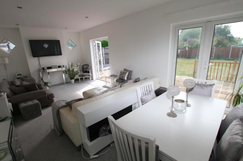 LIVING/ DINING ROOM