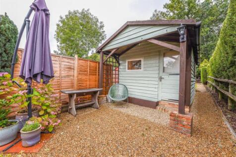 85 Wyphurst Road GU6 Crowes Cranleigh  (14 of 19).