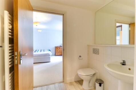 34. En-suite.jpg
