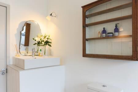 bathroom sink.jpg