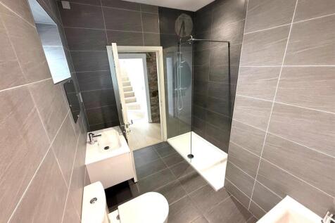 Coach House Bath1.jpg