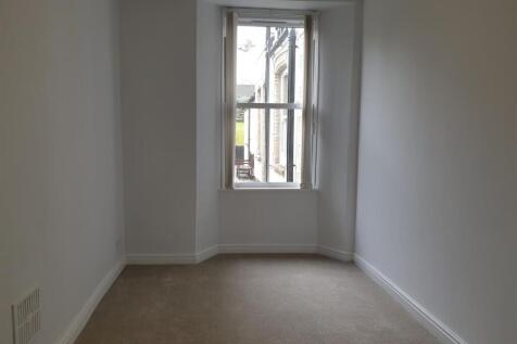 Bedroom 1 (10).jpg