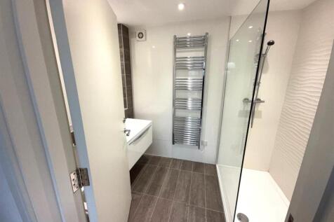 Flat 3 Bath 1.jpg