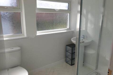 GROUND FLOOR SHOWER.jpg