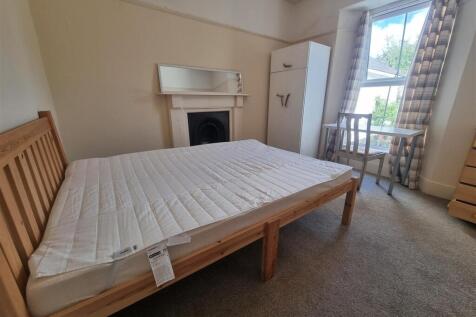 GROUND FLOOR REAR BEDROOM (2).jpg