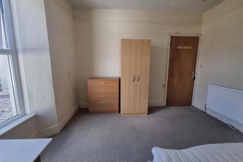 FIRST FLOOR REAR BEDROOM (3).jpg