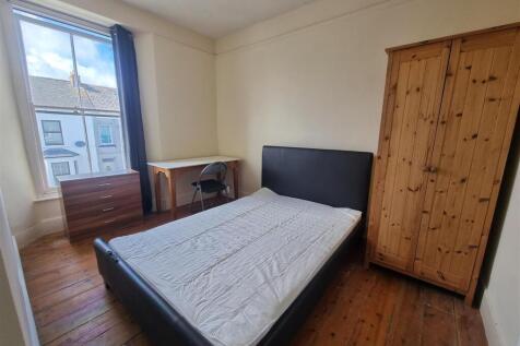 FIRST FLOOR FRONT RHS BEDROOM.jpg