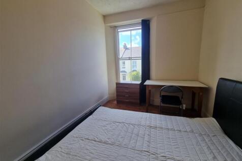 FIRST FLOOR FRONT RHS BEDROOM (2).jpg