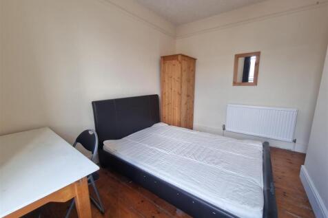 FIRST FLOOR FRONT RHS BEDROOM (3).jpg