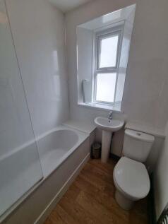 FIRST FLOOR BATHROOM (4).jpg