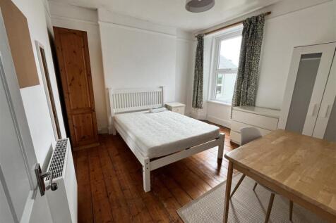 First Floor Middle Bedroom