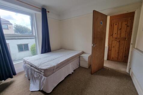 FIRST FLOOR REAR BEDROOM (2).jpg