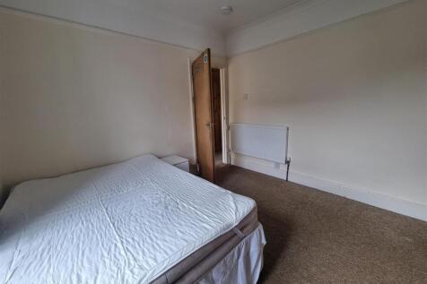 FIRST FLOOR REAR BEDROOM (4).jpg