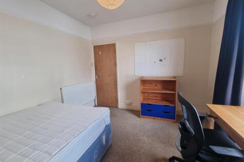 FIRST FLOOR FRONT BEDROOM (3).jpg