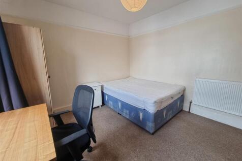 FIRST FLOOR FRONT BEDROOM (4).jpg