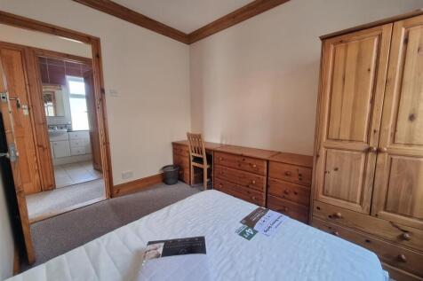 First Floor Middle Bedroom (3).jpg