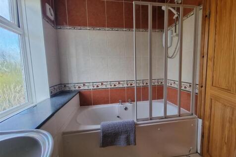 First Floor Bathroom (2).jpg