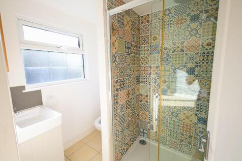 Bed1 En suite shower