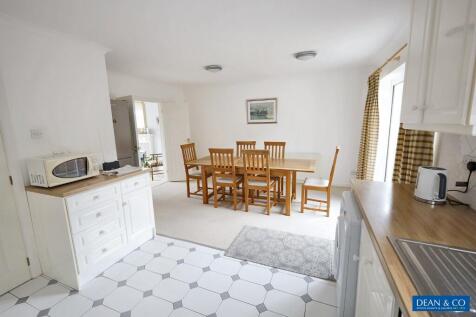 Kitchen to diner